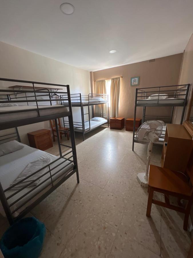 Emile Youth Hostel Гибралтар Экстерьер фото